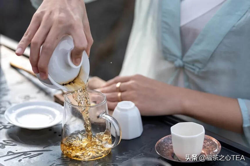 泡茶是学问，敬茶是修养