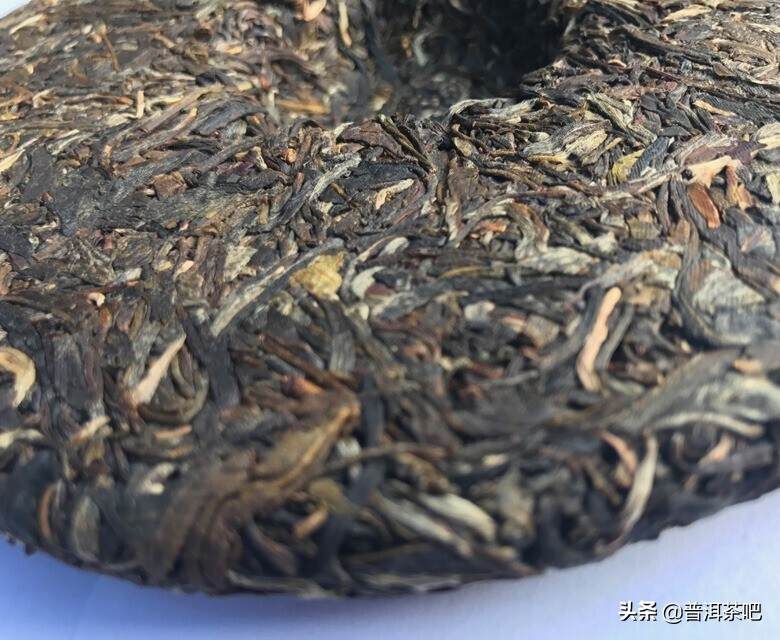 普洱茶生茶与熟茶一起冲泡，犹如盐和糖混合