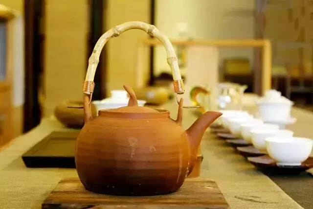 品茶，有了这一个“品”字，生活就有了味。