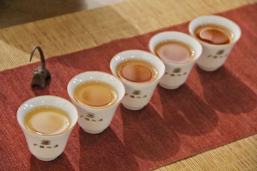 福鼎白茶“色香味”三方面辨别：新茶的昂扬充盈，老茶的沉稳厚实