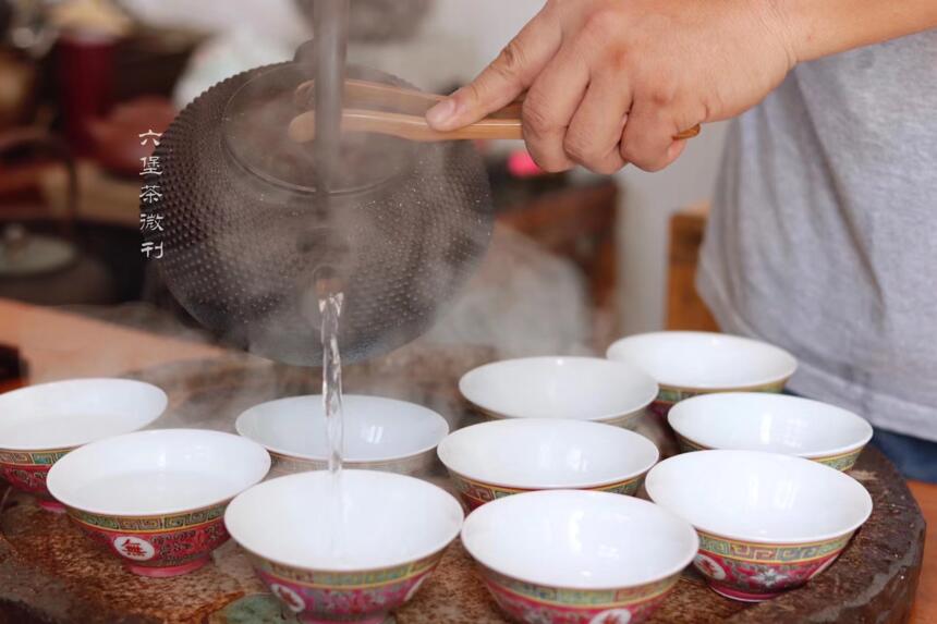 资深茶人泡老茶为什么喜欢用铁壶烧水？