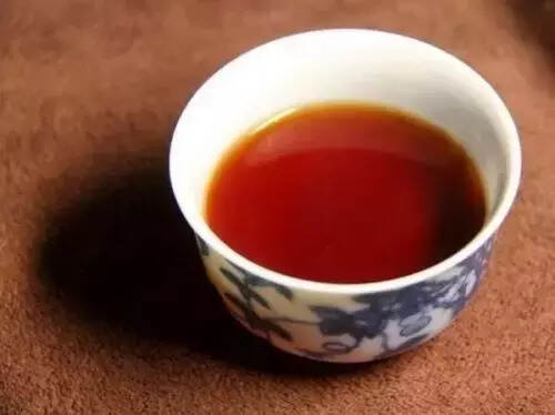 为什么有些茶汤上面会漂着一层油状的物质？