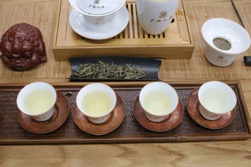 福鼎白茶“色香味”三方面辨别：新茶的昂扬充盈，老茶的沉稳厚实
