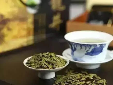 中年多喝茶，老年少吃药