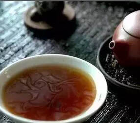 为什么有些茶汤上面会漂着一层油状的物质？