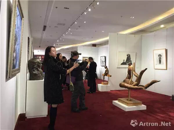 以美术反映时代变迁 “天府百年美术文献展”亮相大观美术馆