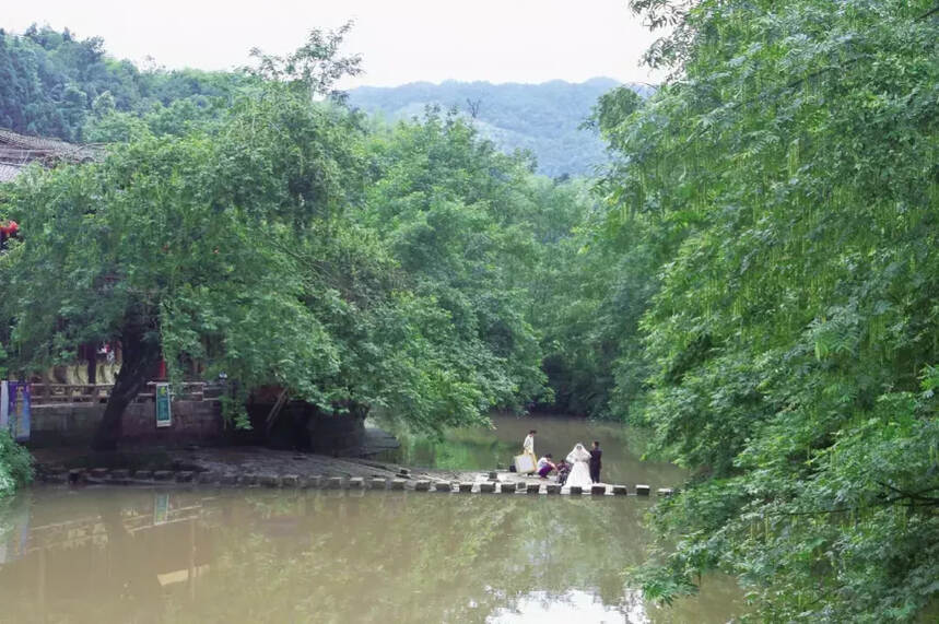 雅安上里古镇：上里风光在水滨，绿荫层裹滤埃尘