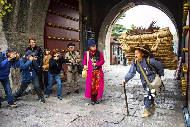 南京街头现“背二哥” 宣传茶马古道文化