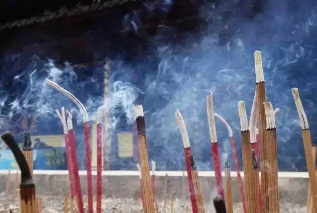 今起峨眉山中高山景区临时关闭，报国寺等低山区景点继续对外开放