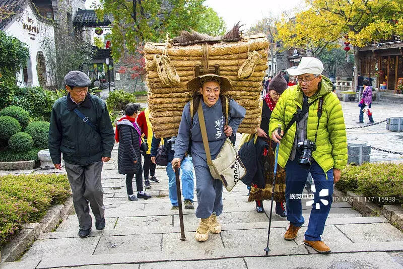 南京街头现“背二哥” 宣传茶马古道文化