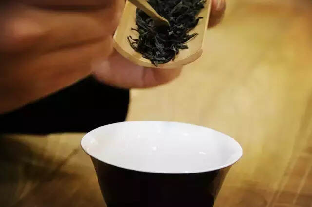 端起一杯茶 品的是人生