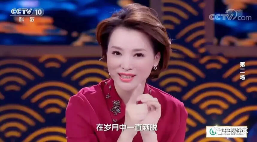 告别春晚后，董卿又火了：若有才华藏于心，岁月从不败美人