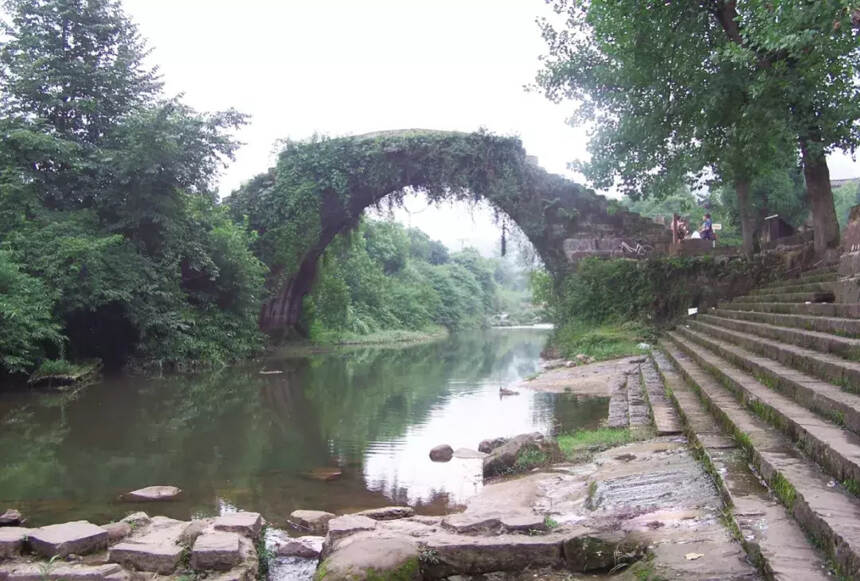 雅安上里古镇：上里风光在水滨，绿荫层裹滤埃尘