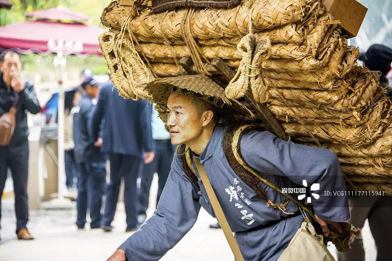 南京街头现“背二哥” 宣传茶马古道文化