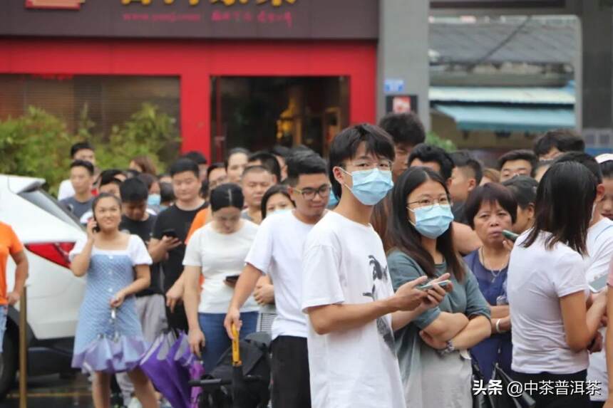 2020中茶水蓝印广州现场签售，近千人冒雨排队抢购，场面火爆