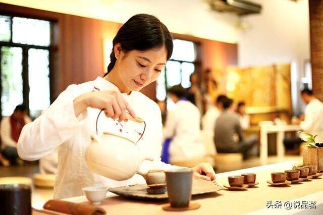 一杯茶香中，一颗心慢慢沉静下来，幸福感便渐渐从心底溢出