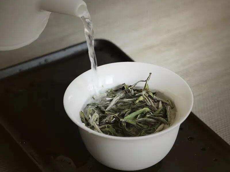 煮老白茶的时候老起泡，茶还油油的，是不是不干净？