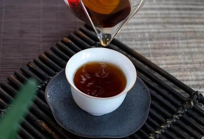 福鼎白茶究竟是散茶好，还是茶饼好？谁更有收藏价值？