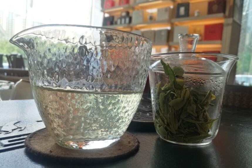 如果非要比较那个茶叶贵，那就拿绿红铁来说吧。