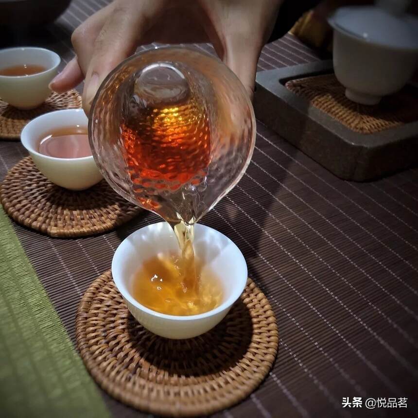 人生像一壶茶，苦中带有甘甜，品尽人间清苦味，方悟心中一味禅