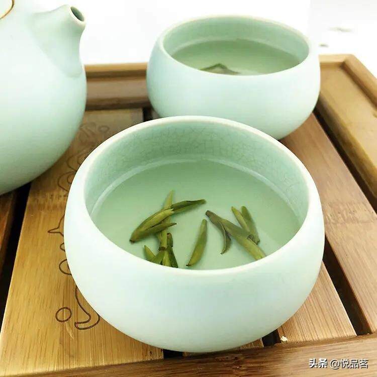 新茶到，西湖龙井泡在水中是什么样的？颜色会有变化吗？