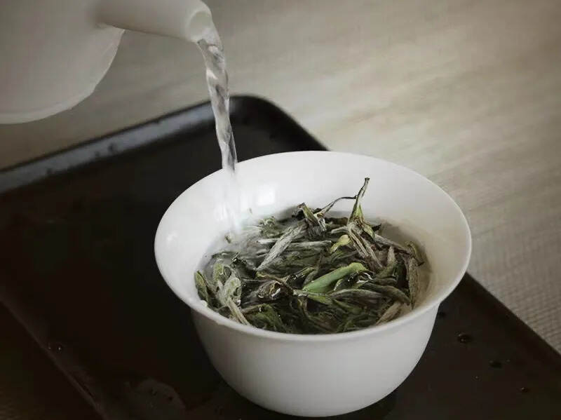 在冲泡福鼎白茶时有茶沫，是因为茶叶脏吗？