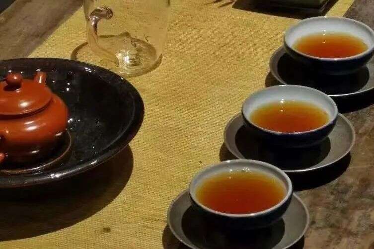 对于比较碎的岩茶，要不要在冲泡时增加投茶量？