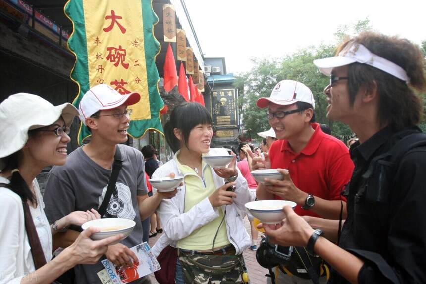 大碗喝茶，是对茶的糟蹋？细品和牛饮，我选择牛饮