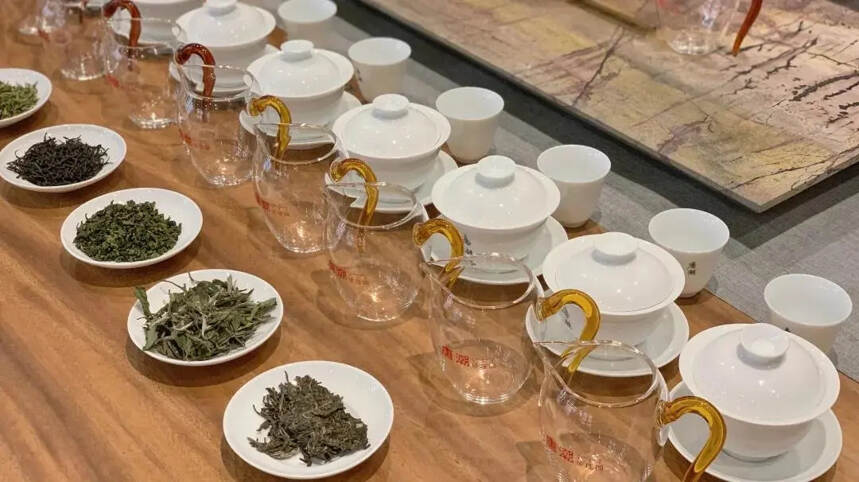 澄清：白茶存放时间越长，发酵程度越高，喝起来会越来越像红茶？