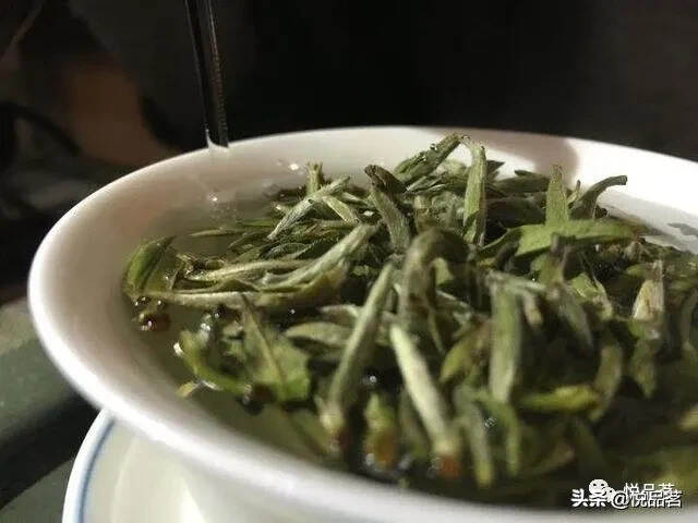 白毫银针可以泡多少次？白毫银针用多少度的水温冲泡最好？