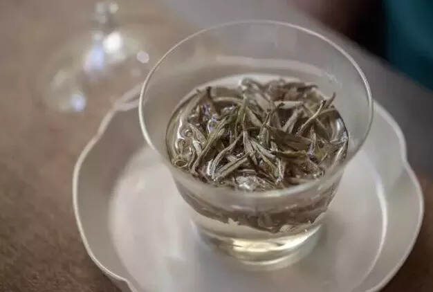 在冲泡福鼎白茶时有茶沫，是因为茶叶脏吗？