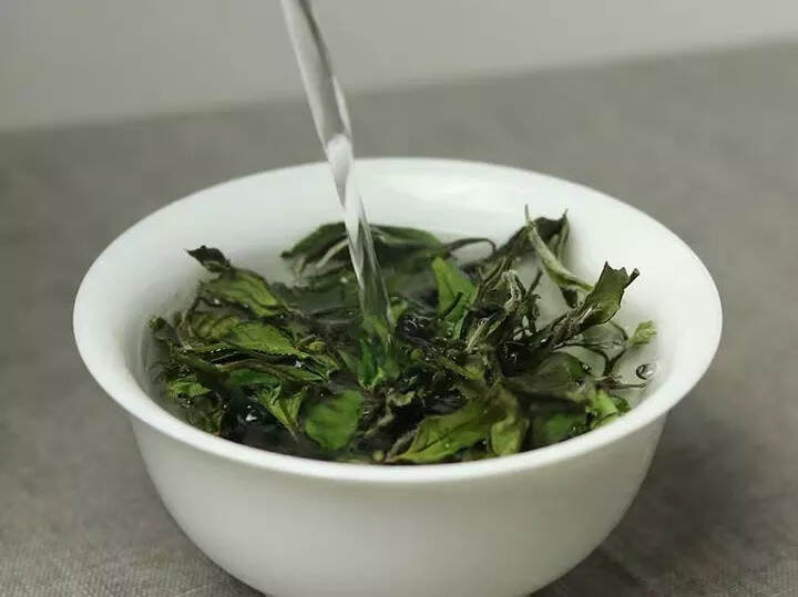 在冲泡福鼎白茶时有茶沫，是因为茶叶脏吗？