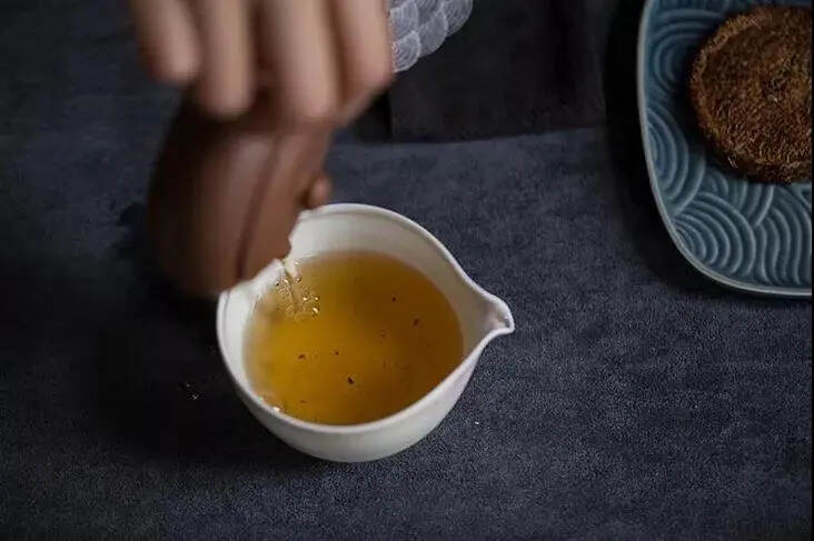 春夏秋冬，四季流转，不同的季节，我们应该如何正确喝白茶？