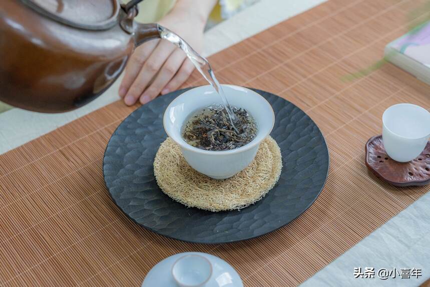 花间一壶茶，独饮清风里