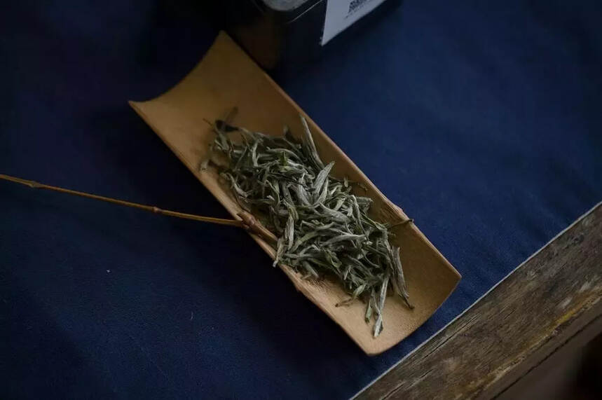 白茶有“青味”是正常的吗?看白茶、普洱茶、绿茶客分别怎么说！