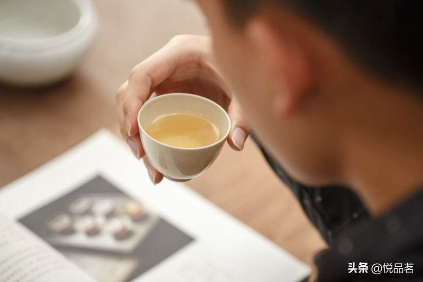 一杯茶香中，一颗心慢慢沉静下来，幸福感便渐渐从心底溢出