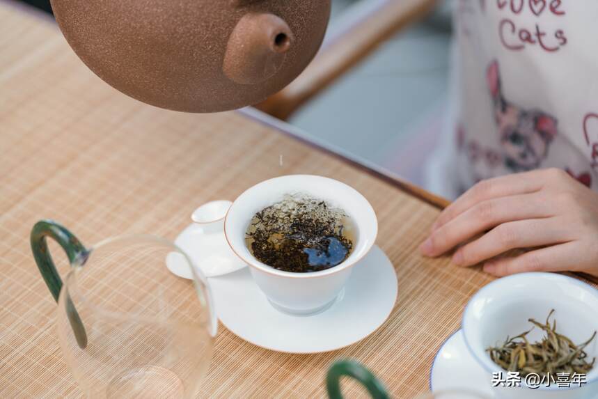 同种茶叶做成的绿茶和红茶，哪一种更耐泡？