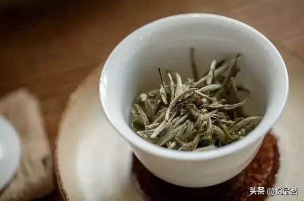 饮茶是人生一乐，泡一壶清茶，让身体聆听心灵的节奏