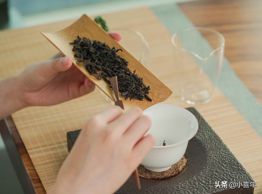 喝茶大疑惑：泡岩茶为什么要准备两个公道杯？