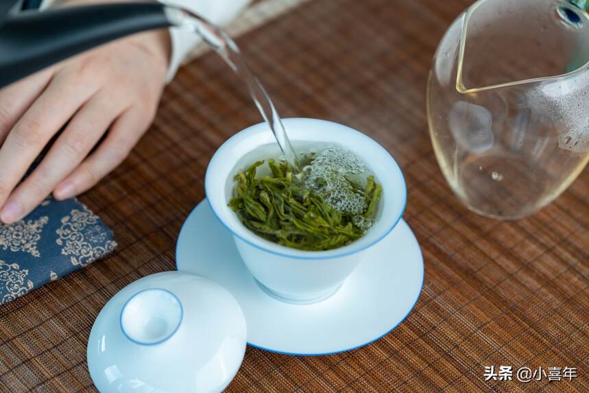 “酒壮英雄胆，茶引文人思”，酒和茶有哪些相似之处呢？