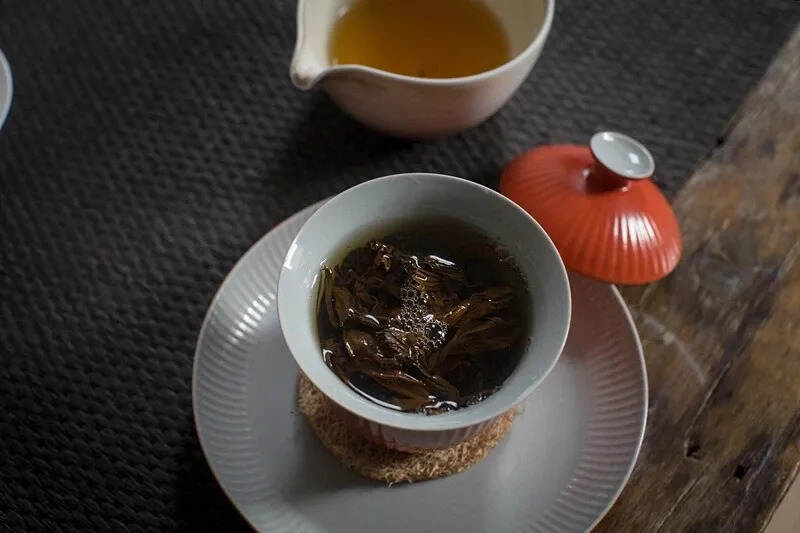 红茶冲泡滋味发酸是正常的么？你该学学如何分辨红茶好坏