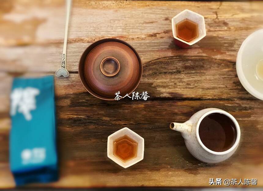 一杯岩茶 氤氲生香，宁可一日无食，不可一日无茶