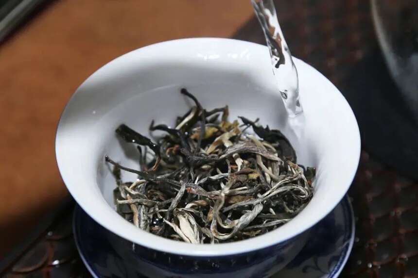 以润茶识 | 普洱茶“干醒”和“​湿醒”有什么区别？