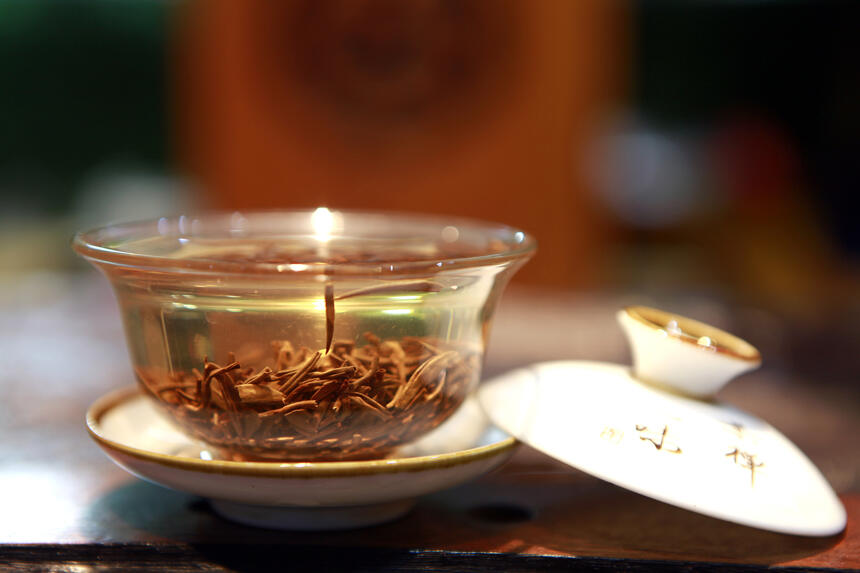从世界红茶鼻祖正山小种里分支出来的红茶，我们都尊称她为金芽