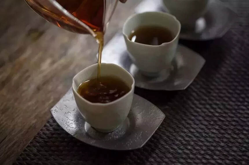 酒桌上的“以茶代酒”可不是随便说的，他还有这样的典故