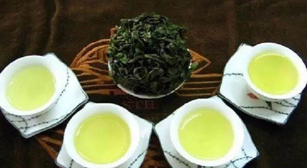 一叶草木藏匿一世玄机，一盏清茶诉尽一生浮沉