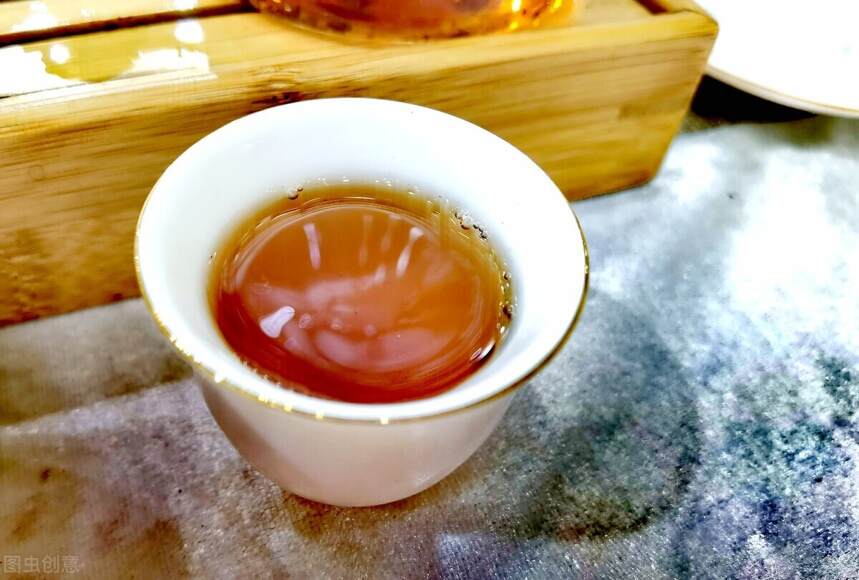 这两年白茶被炒作得这么严重，因为普洱茶炒不动了吗？