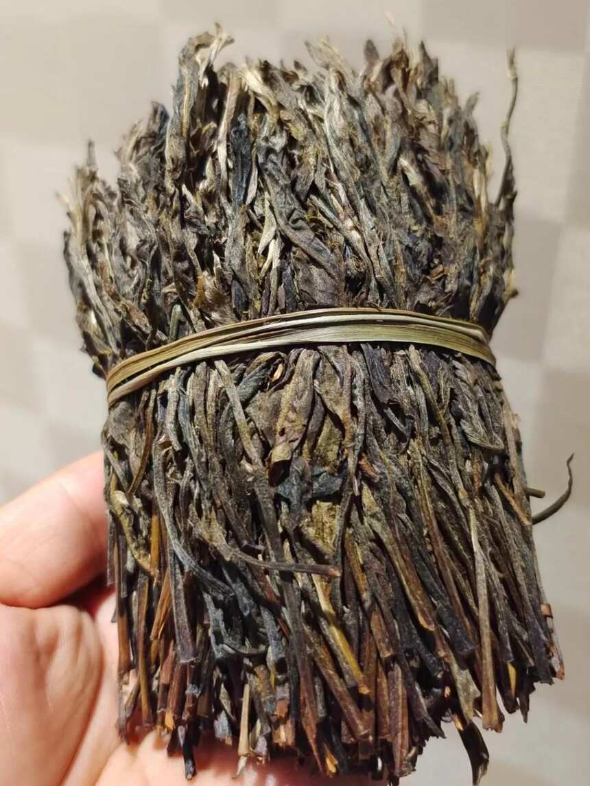 云南十九怪：茶叶捆着卖