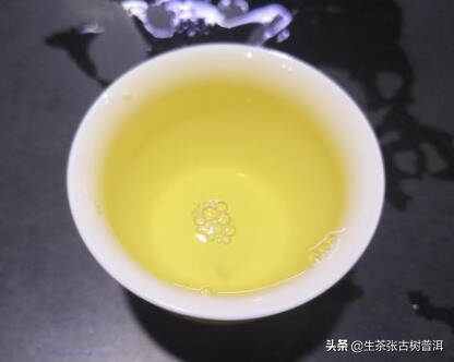 普洱茶饼上面出现白点了，怎么回事？要怎么处理？还能喝吗？