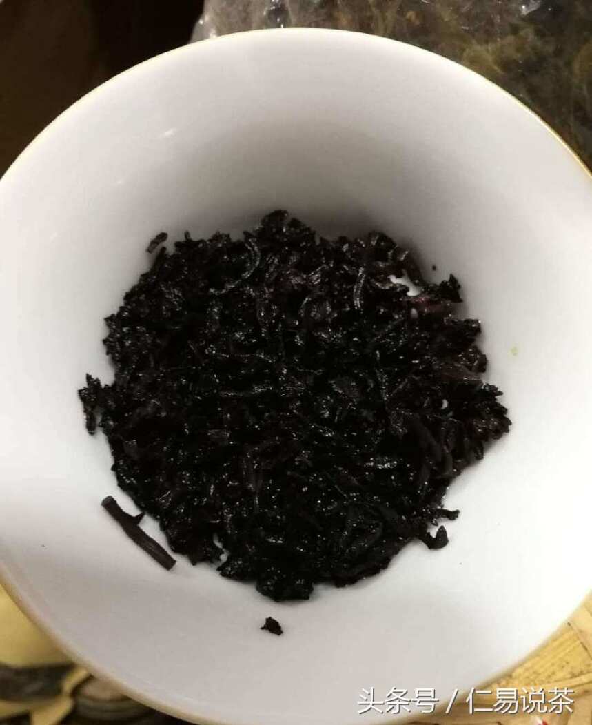 仁易说茶：一款不明来历的解放砖所引发的思考，普洱老茶还敢碰？